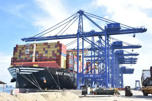 ශ්‍රී ලංකාවට ආනයනය කරනු ලබන බහාලුම්වලින් 60%ක පමණ ප්‍රමාණයක් මුදා හරිනු ලබන්නේ පරීක්ෂාවකින් තොරව බව රේගු මාධ්‍ය ප්‍රකාශක, අතිරේක රේගු අධ්‍යක්ෂ සීවලි අරුක්ගොඩ ජුනි 08 වැනිදා මාධ්‍ය හමුවක් පවත්වමින් කියා සිටියේය.