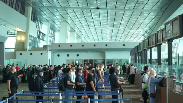 Antrean di tempat pemeriksaan imigrasi Bandara Soekarno-Hatta di Tangerang, Banten.