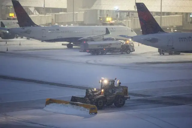 Чрезвычайные службы убирают снег в аэропорту Ла Гуардия в Нью-Йорке