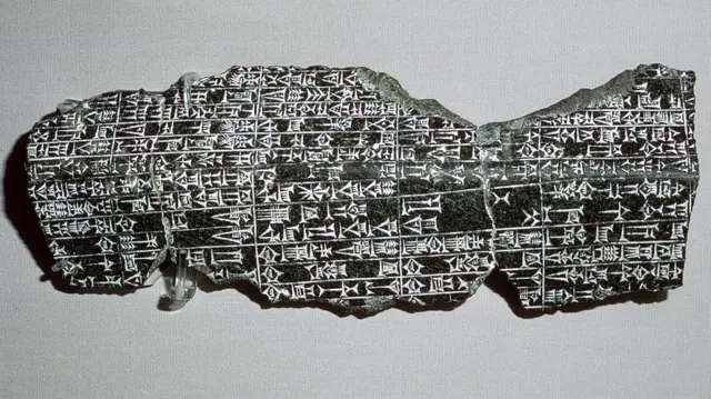 Prasasti dwibahasa dalam bahasa Sumeria dan Akkadia yang didirikan oleh Raja Hammurapi, dari koleksi British Museum.