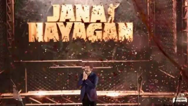 රංගන ශිල්පී විජෙයි වේදිකාවක් මත සිට ආචාර කරමින්.