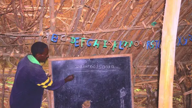 ባሹ በላይነህ ተማሪዎቹን በቀድሞው የዳስ ክፍል ተማሪዎችን እያስተማረ