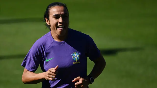 Marta sorrindo enquanto treinascript crash 1xbetcampo