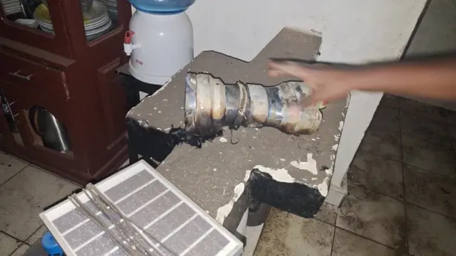 Ibice by'ibisasu vyashitse mu mazu z'abanyagihugu mu bice bimwe bimwe vy'igisagara, iki ni igice c'igisasu muri Kinanira 3 caguye mu cumba c'inzu