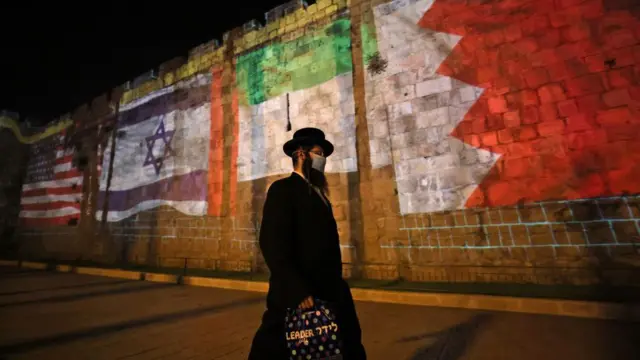 أعلام الولايات المتحدة وإسرائيل والإمارات والبحرين على أسوار مدينة القدس القديمة في 15 سبتمبر 2020، تعبيرًا عن الدعم لاتفاقات تطبيع العلاقات بين إسرائيل وكل من الإمارات والبحرين
