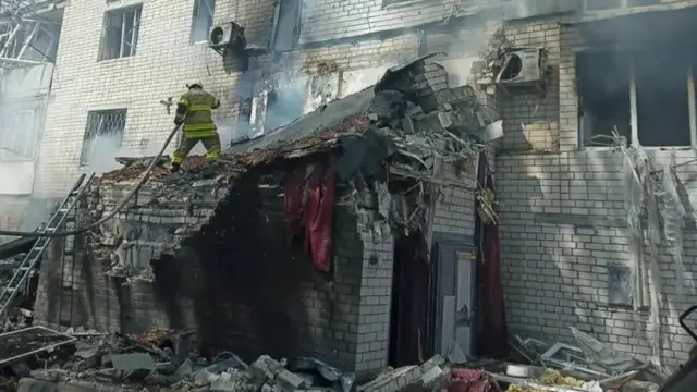 Британия бош вазири ташрифи чоғида Киевдан 150 километрлик масофадаги Чернихив шаҳридаги турар жойга зарба берилди.