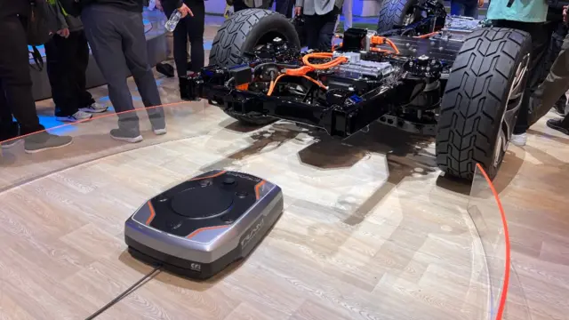 شارژر متحرک به طور خودکار به زیر ماشین رفته و باتری‌ها را شارژ می‌کند