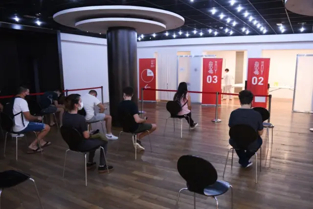 Коронавирустан вакцина алуу кезегени күтүп отурган америкалык өспүрүмдөр