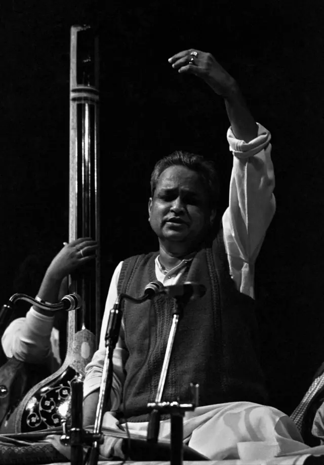 गायन करते कुमार गंधर्व