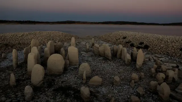 Jerin duwatsun "Spanish Stonehenge" da aka nutsar yayin mulkin Shugaba Franco na Sfaniya, inda wannan lamarin ya bayyana su a fili