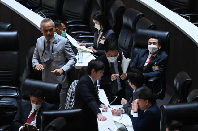 "ขอให้ตรวจสอบองค์ประชุมก่อนพิจารณา" นพ.ชลน่าน
