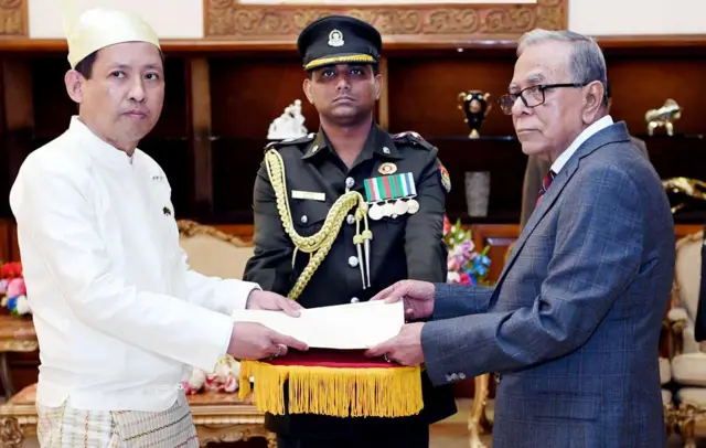 ပြီးခဲ့တဲ့ ၂၀၁၉ ခုနှစ်တုန်းက မြန်မာသံအမတ်က သူ့ရဲ့သံတမန်ခန့်အပ်လွှာကို ဘင်္ဂလားဒေ့ရှ်သမ္မတထံ ပေးအပ်ခဲ့ချိန်က ဖြစ်ပါတယ်။ 