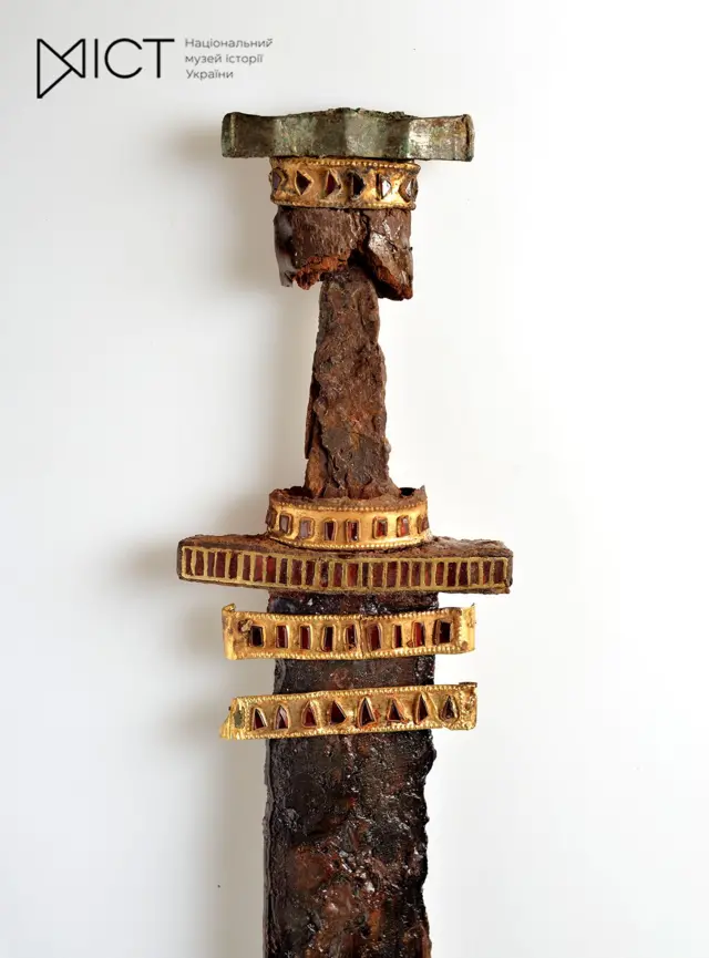 Украшенный камнями меч.