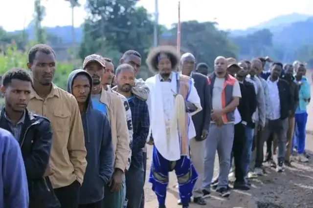 ባህላዊ መራሒ ብሄረ ጌዴኦ 'አባ ገዳ' ቢፎም ዋቆ እውን ካብቶም ድምጾም ንምሃብ ብኣጋኡ ዝገስገሱ እዩ