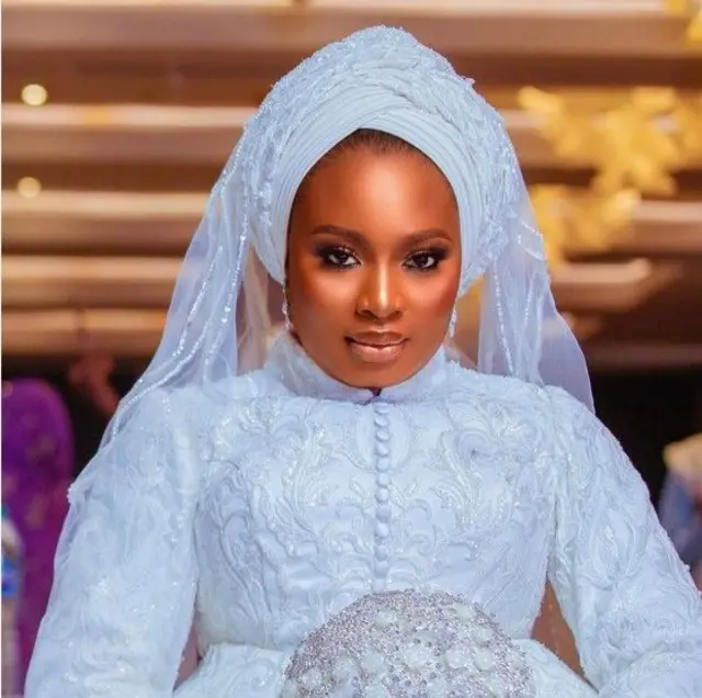 Adebimpe Oyebade Adedimeji wọ kaba leesi funfun ati gele rẹ