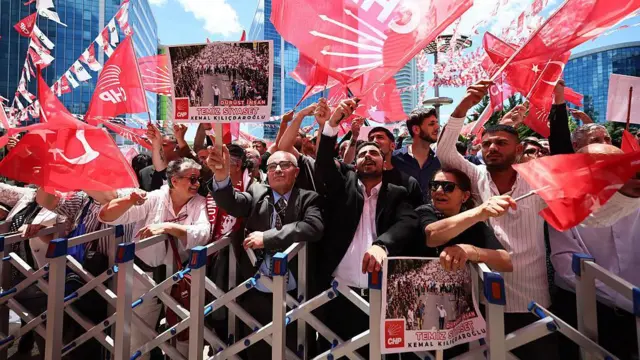 CHP Genel Merkezi önünde bir araya gelenler.