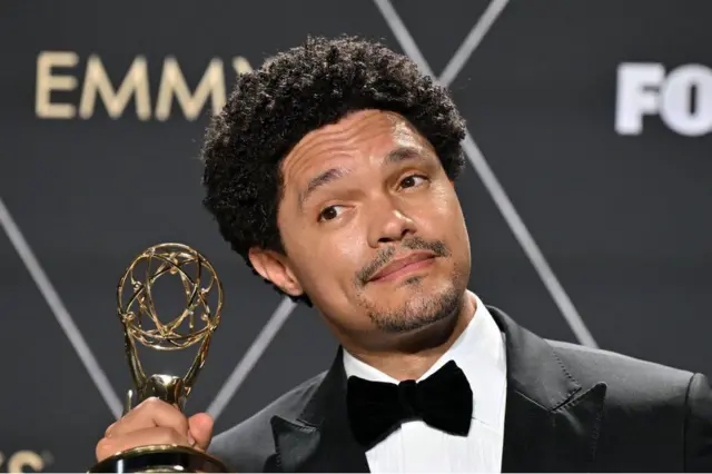 ሰኑይ፡ ደቡብ ኣፍሪቃዊ ኮሜድያን ትሬቨር ኖዋ ብሰኑይ ኣብ ኣሜሪካ ከተማ ሎስ ኣንጀለስ ሽልማት ኤሚ ተዓዊቱ