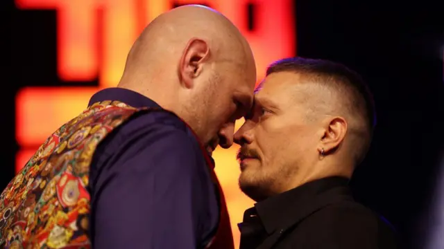 فیوری (چپ) در بوکس حرفهای ۳۴ پیروزی و یک تساوی دارد در حالی که اوسیک هر ۲۱ مبازه حرفهایش را برده است