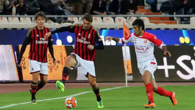 پژمان جمشیدی و پائولو مالدینی در بازی دوستانه نوامبر ۲۰۱۳ بین پیشکسوتان پرسپولیس و آث میلان