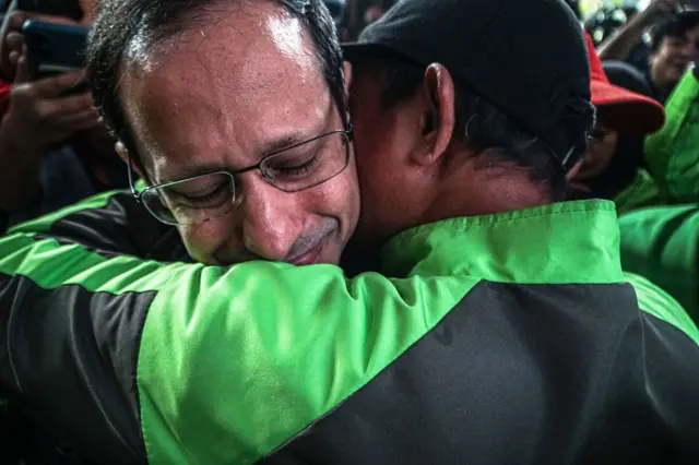 Nadiem Anwar Makarim (kiri) memeluk seorang pendukung di Gedung Pengadilan Tipikor, Jakarta Pusat, Selasa (30/06).