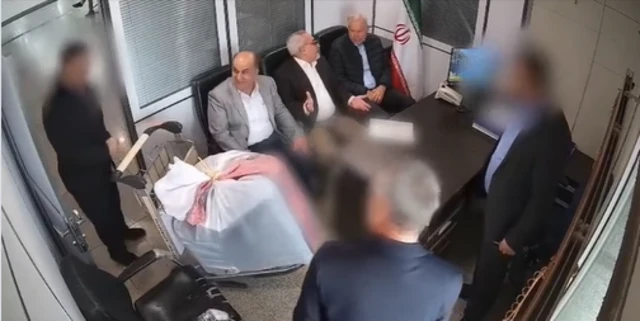 تلویزیون ایران می‌گوید چمدان مهروموم شده دیپلمات هلندی در حضور نماینده سفارت هلند، نماینده گمرک ایران و یک نفر از وزارت خارجه ایران گشوده شد