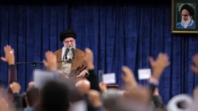 ښاغلي خامنه يي تلویحاً ترکیه د هغو پېښو تر شاه بللې، چې د بشار الاسد حکومت د نسکورېدو لامل شوې، خو له معمول سره سم یې امریکا او اسرايیل د دې پېښې اصلي عاملین وبلل.