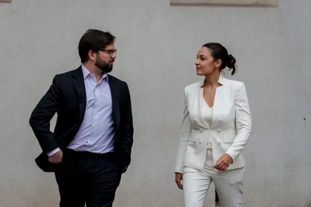 Gabriel Boric e Alexandria Ocasio-Cortezcasas de apostas europeiaspé, conversando