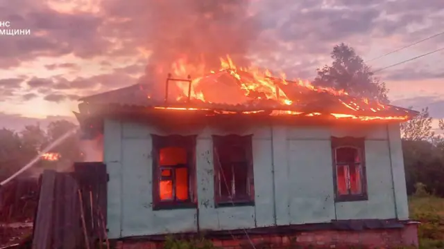 Горить хата на фоні
