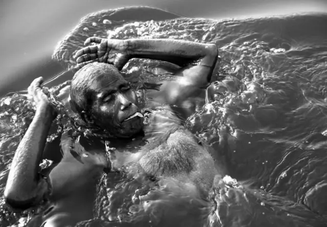 Guru flottant dans la Gange, Inde