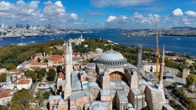 تصویری از مسجد آیا صوفیه استانبول که دورتر دریا و بخش بزرگتری از شهر استانبول در یک روز آفتابی دیده میشود.