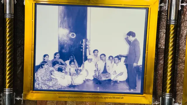 હાજી રમકડું, ગુજરાત, પદ્મશ્રી, કળા, સંગીત, ઢોલક, તબલા, ઢોલ, મીર, જૂનાગઢ, હાજી, દિવાળીબહેન ભિીલ, પ્રાણલાલ વ્યાસ, ગઢવી, ડાયરો