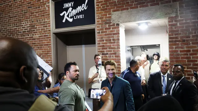 Glen Powell se marcha después de que el programa 'Jimmy Kimmel Live!' se grabara para su emisión, el día después de que Disney anunciara que el programa regresaría a su programación de ABC tras la suspensión temporal de Kimmel por sus comentarios sobre Charlie Kirk, en Los Ángeles, California, EE. UU., 23 de septiembre de 2025. REUTERS/Aude Guerrucci