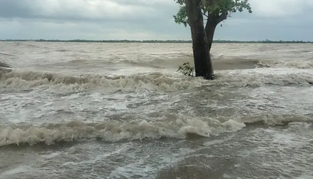 বাংলাদেশ উপকূলে আঘাত হানতে শুরু করেছে ঘূর্ণিঝড় 