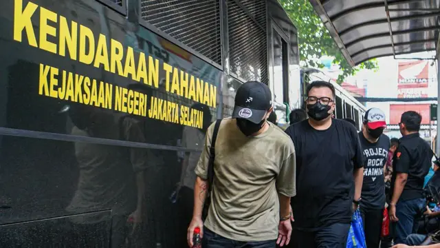 Sejumlah terdakwa berjalan untuk menjalani sidang dengan agenda pembacaan tuntutan oleh Jaksa Penuntut Umum di PN Jakarta Selatan, Juli 2025.