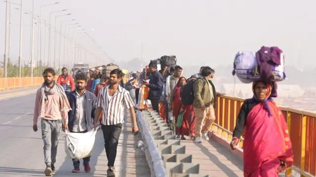 પ્રયાગરાજ, મહાકુંભ, ઉત્તર પ્રદેશ, અવ્યવસ્થા, મહિલાઓ, વૃદ્ધો, બીબીસી ગુજરાતી