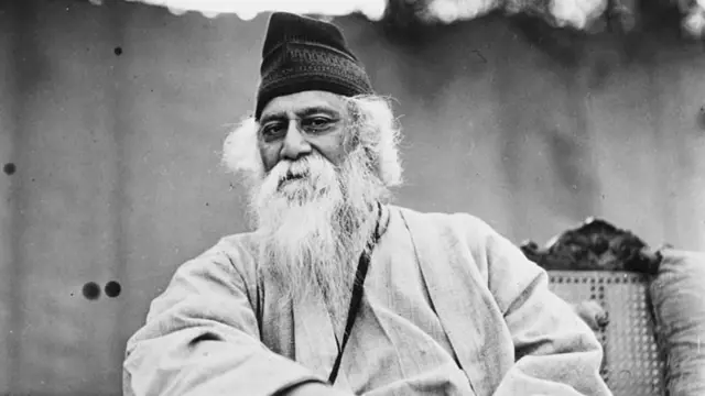 यावेळी लाल किल्ल्यावर राष्ट्रगीत 'जन गण मन' गाण्यापूर्वी राष्ट्रीय गीत 'वंदे मातरम' गाण्यात आलं. 'जन गण मन'चे लेखक नोबेल पुरस्कार विजेते रवींद्रनाथ टागोर आहेत.