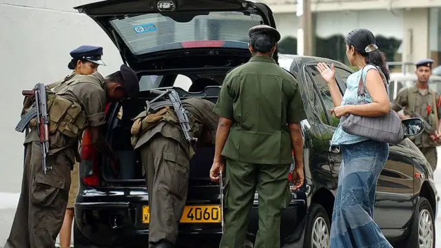 සන්නද්ධ හමුදා සාමාජිකයන් කාර් රථයක් පරීක්ෂා කරමින්