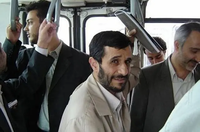 Ahmadinejad oo gaadiidka dadweynaha raacaya