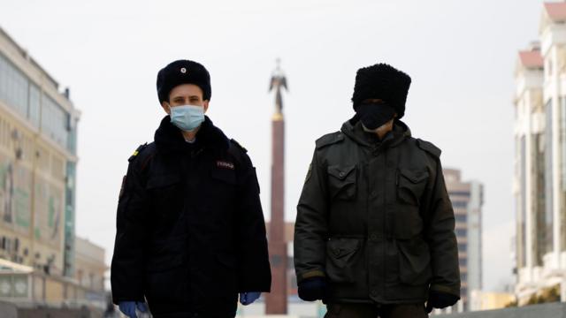 Russos com máscaras, em foto de 2020
