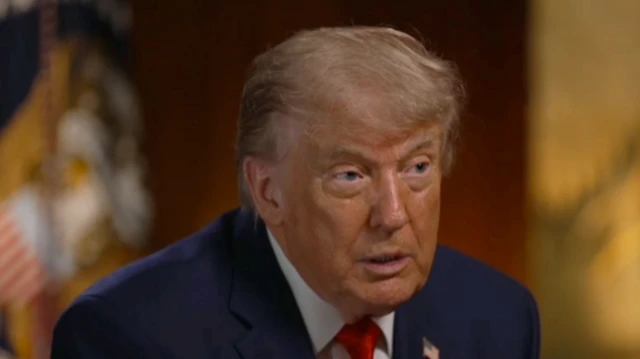 ダークスーツ姿のトランプ氏が斜め前を向いて口を軽く開いている
