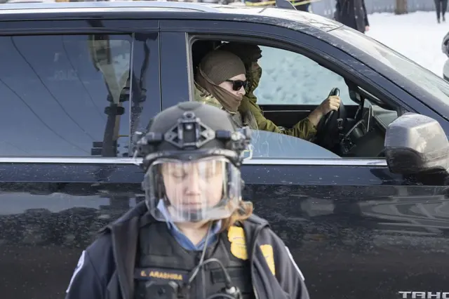 Agentes de ICE se encuentran en la escena donde agentes de ICE dispararon fatalmente a una mujer más temprano en el día en Minneapolis, Minnesota, Estados Unidos, el 7 de enero de 2026. (Foto de Christopher Juhn/Anadolu vía Getty Images)