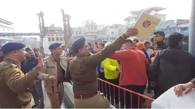 বজরং দল কর্মীদের আটকানোর চেষ্টা করেছিল তারা, দাবি পুলিশের