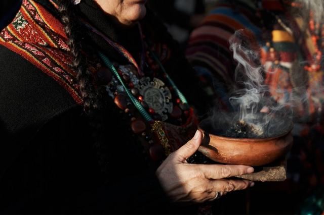 Una ceremonia indígena con el humo de hierbas aromáticas en homenaje a la Pachamama