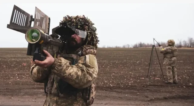 Stinger waa gantaalka difaaca hawada ee biniadamka qaadi karaan, kaas oo siinaya millatariga awoodda ilaalinta khataraha hawada.