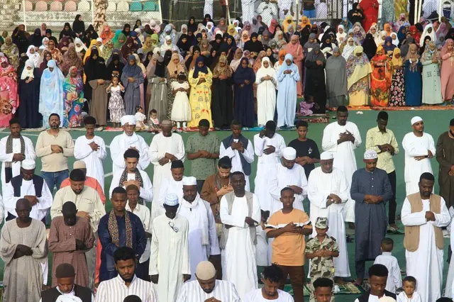 በጦርነት ባለችው ሱዳን፣ በምስራቃዊቷ ፖርት ሱዳን በሚገኝ ስታዲየም እየጸለዩ ያሉ ሙስሊሞች