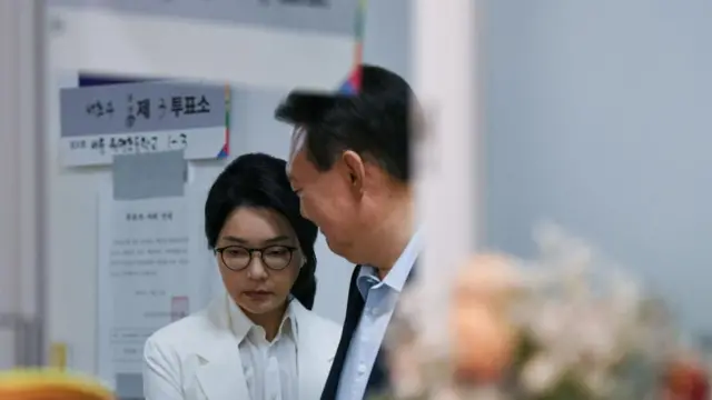 पूर्वराष्ट्रपति यून र उनकी पत्नी किम