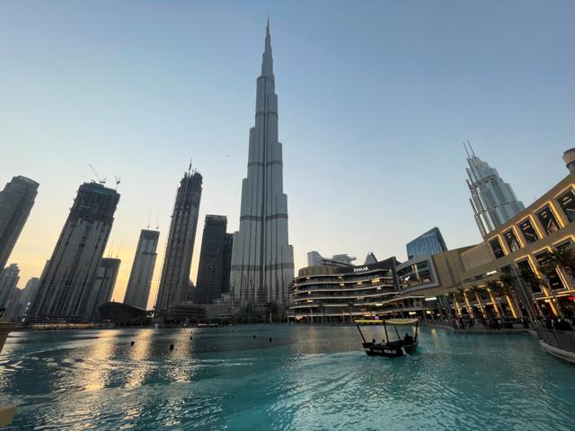 Vista de Dubai com o famoso edifício Burj Khalifa ao centro