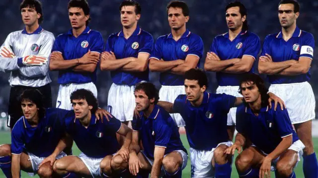 ترکیب اصلی تیم پر ستاره ایتالیا شامل پائولو مالدینی ۲۱ ساله (ردیف عقب، نفر دوم از سمت چپ)، هم تیمی او در میلان، فرانکو بارزی (ردیف جلو، وسط) و جان‌لوکا ویالی (ردیف جلو، نفر دوم از سمت راست)