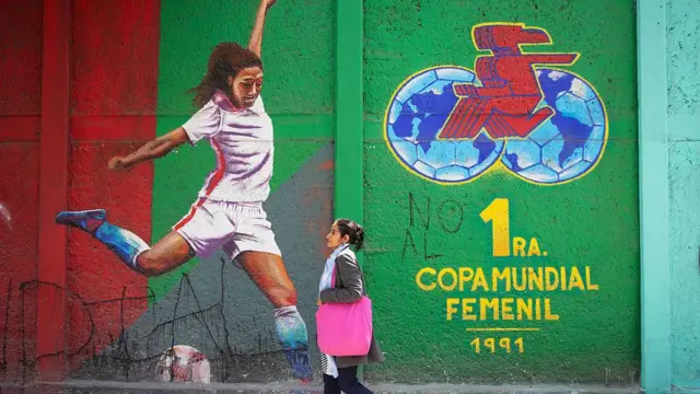 फ़ीफ़ा कम विकसित देशों में फ़ुटबाल को बढ़ावा देने के लिए कई योजनाएं चलाता है और उन पर पैसे खर्च करता है