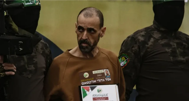 Eli Şarabi'nin serbest bırakılışında yanında iki maskeli Hamas militanı var.